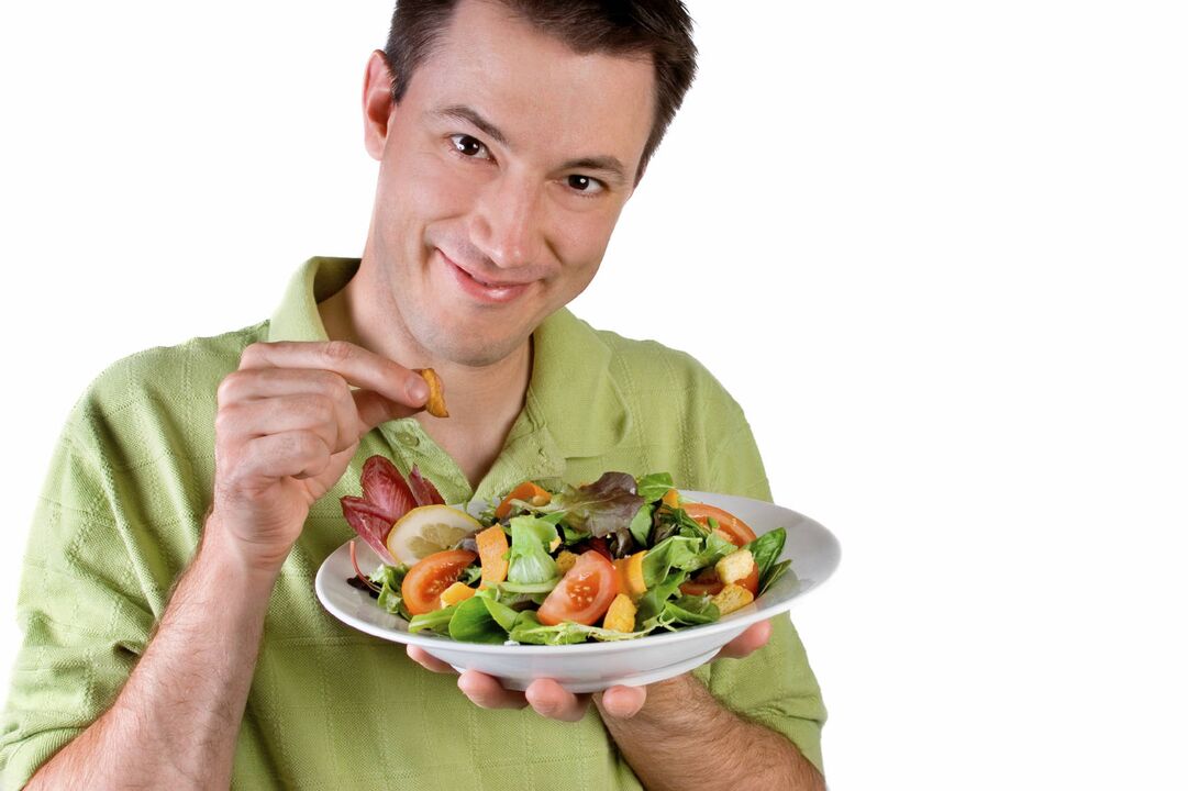 vīrietis ēd dārzeņu salātus potences dēļ